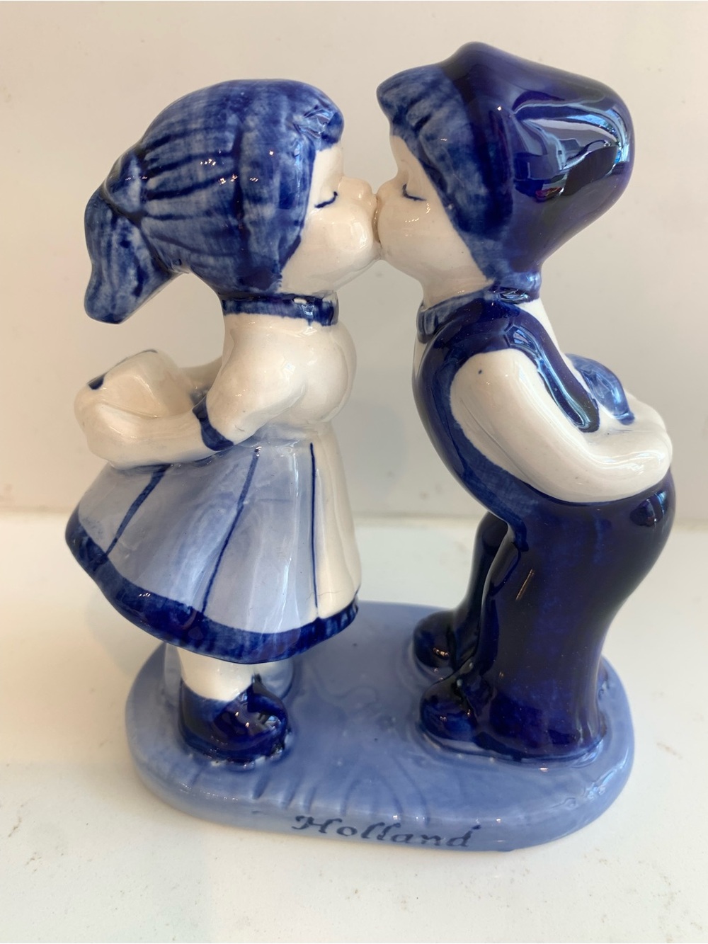 Delfts Dutch Kissing Boy and Girl Hand Painted Holland Figurine Blue / White 5”